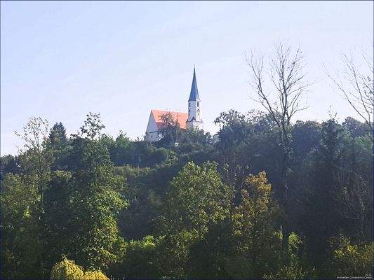 Die Sicht vom Grundstück auf die Pfarrkirche St. Georg in Stubenberg