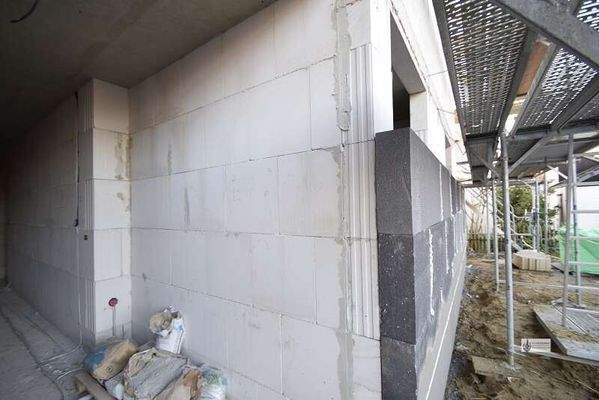 20 cm Styropordämmung vor dem 25 cm Porotonstein