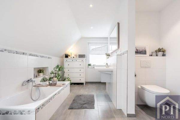 Familienbad mit tiefer Badewanne