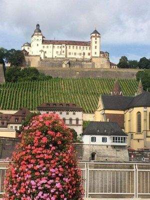 Würzburg Mainpromenade mit Festung