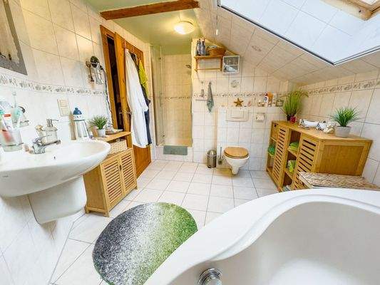 Mit Dusche und Wanne