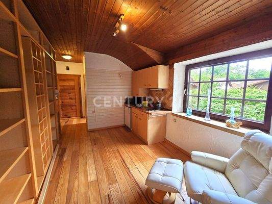 Eingangsbereich und Küche der Wohnung im OG. links