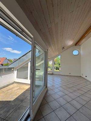 Die Balkonloggia (li.) und der Wohnbereich 