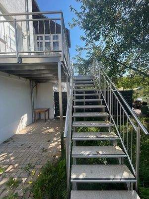 zusätzliche Außentreppe vom Hof zum Balkon