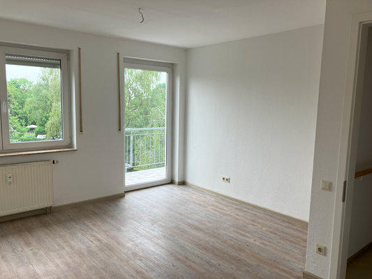 Wohnzimmer mit Balkontür.png