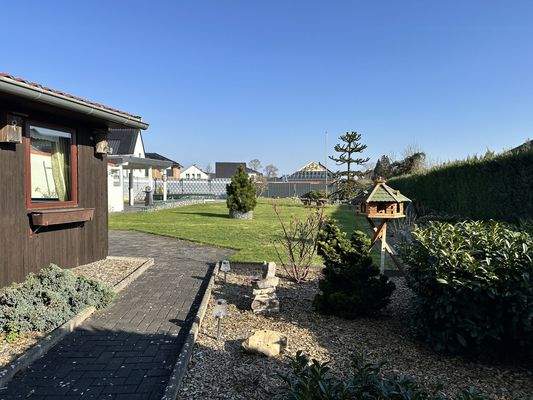 Blick vom Wohnzimmer in den Garten