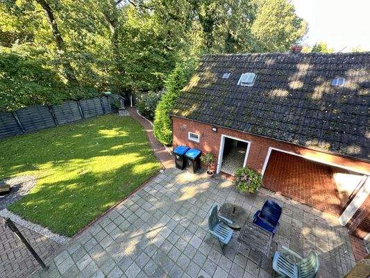 Blick vom Balkon in den Innenhof und Garagentrakt