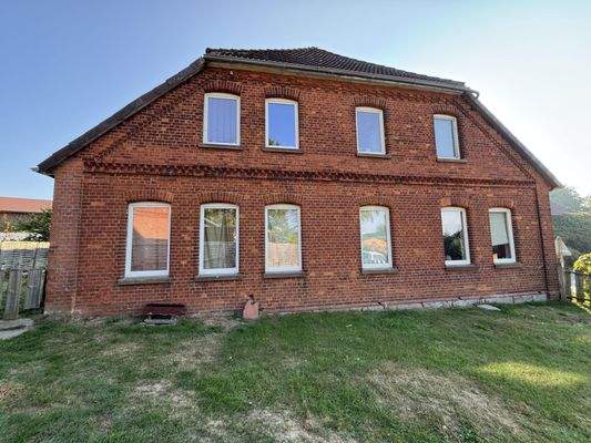 Giebelseite mit Garten