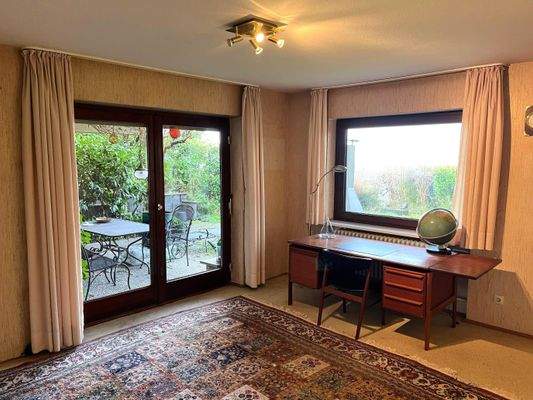 Arbeitszimmer mit Ausgang auf Terrasse