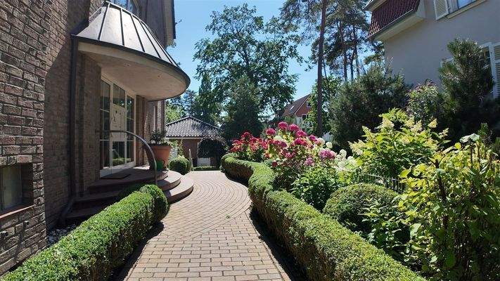 Seitenansicht mit Eingangsbereich 