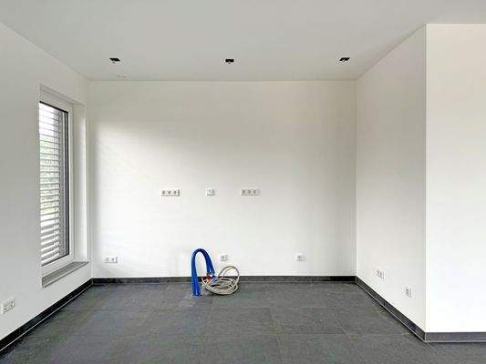 helle Bürofläche mit Anschlüssen für eine Küche