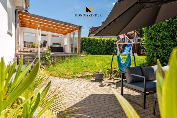 ...mit schön angelegter Terrasse