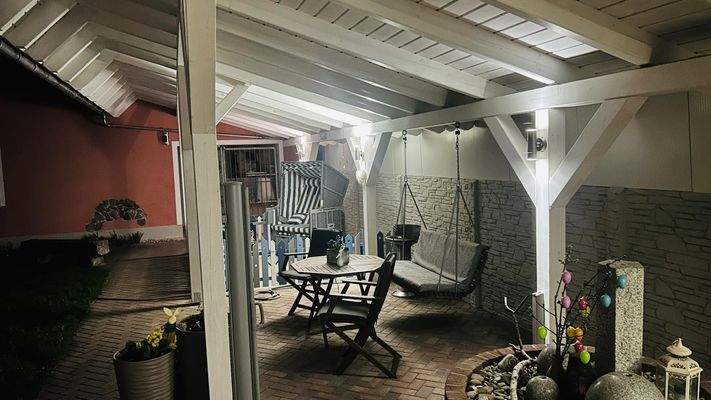 überdachte Sitzfläche
