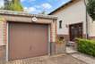 Außenansicht mit Garage