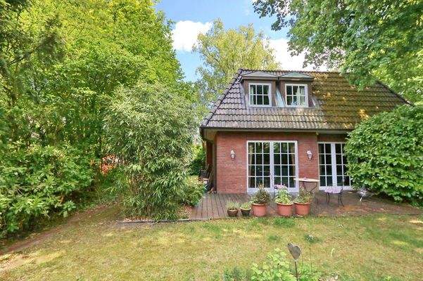 Westansicht Haus und Terrasse