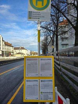 Bushaltestelle vor dem Haus