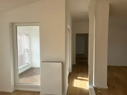 Blick aus Küche zum Wohnzimmer 