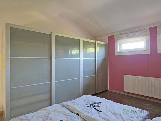 großer Kleiderschrank