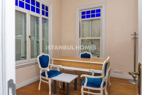 7-Bedroom House with Landscaped Garden in Kadikoy