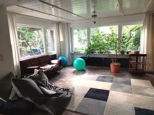 großes helles Wohzimmer im Grünen 