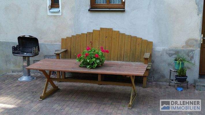 Sitzmöglichkeit vor dem Haus 