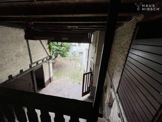 Sicht vom Anbau auf Hof