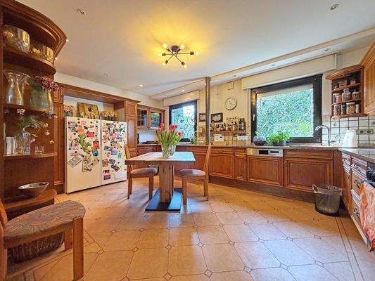 Großzügige Wohnküche im EG