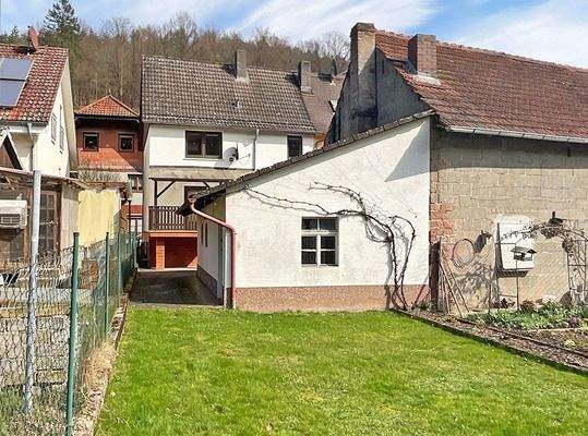 Gartenansicht mit Nebengebäude