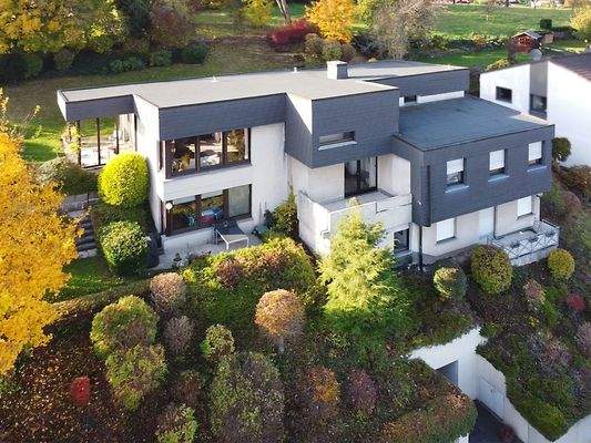 Von oben fügt sich das Haus optimal in den Hang ein!