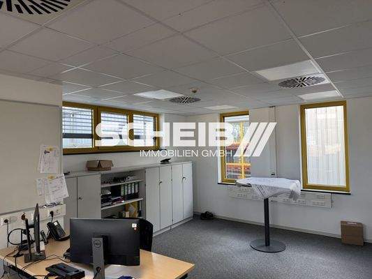 teilweise mit Teppichboden