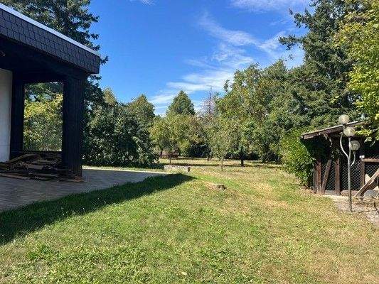 Blick Garten und Gartenhaus