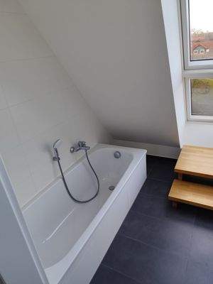 Badezimmer mit Badewanne DG 2.jpg