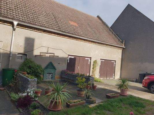 Hofansicht mit Garagen