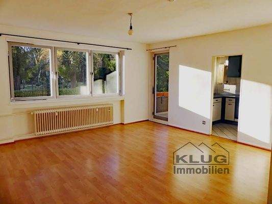 Wohnzimmer mit Balkonzugang u.