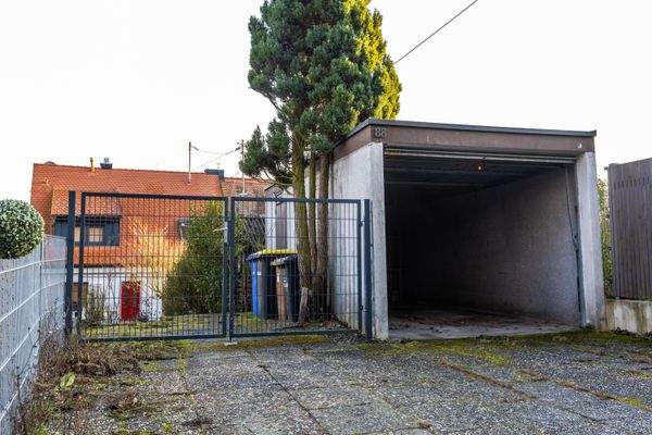Stellplatz und Garage