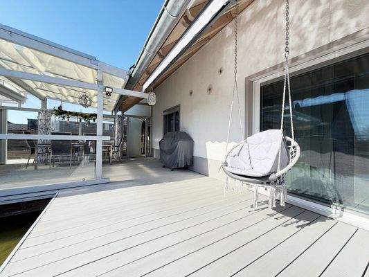 EG Terrasse: Geschützter Außenbereich für entspannte Stunden und gesellige Abende