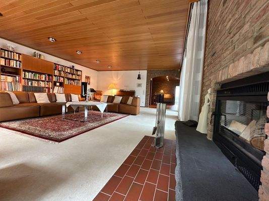 Genießen Sie von der Couch aus das gemütlich prasselnde Kaminfeuer.