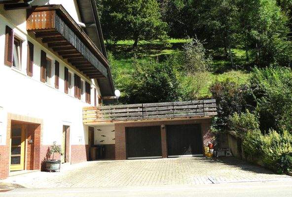 Doppelgarage und Hof-Einfahrt