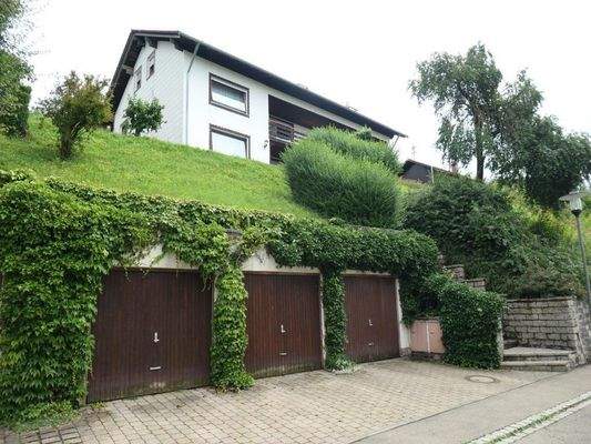 Südansicht mit Garagen