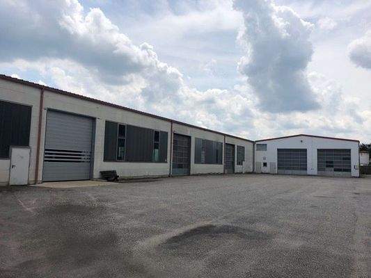 Gewerbehallen-Komplex außen, mit Industrietoren