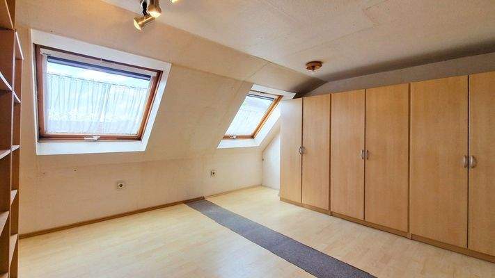 Altbau - DG - Schlafen/Kind