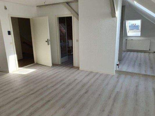Blick vom WZ in Teilbereiche der Wohnung