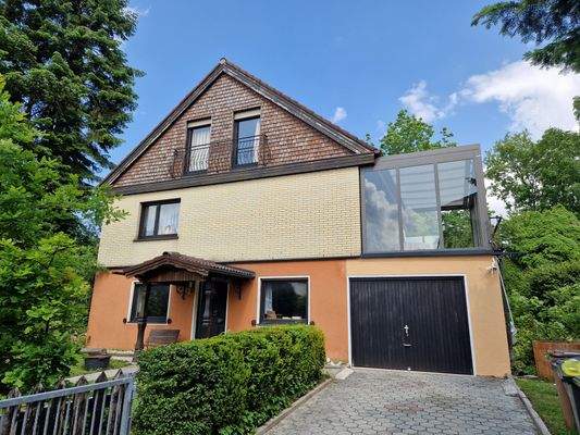 Hausansicht mit Garage