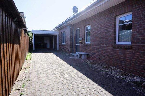 Carport und Eingang in die Küche