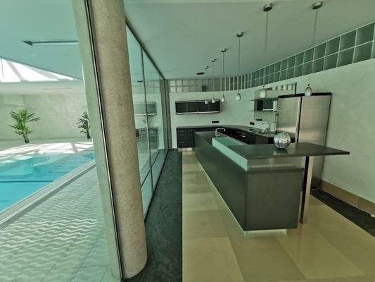 Spabereich Moderne Bar-Küche mit stilvollem Design und hochwertigen Einbaugeräten