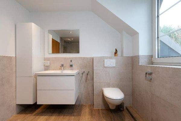 Das Badezimmer im OG