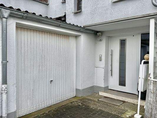 Hauseingang und Garage 1 