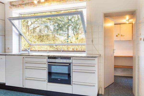 Einbauküche mit Speisekammer (2).jpg