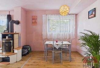 mit einer gemütlichen Ess-Ecke