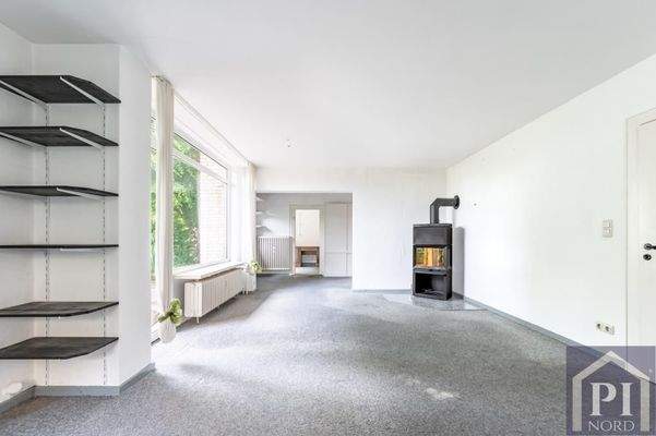 Großzügiges Wohn- und Esszimmer mit Ofen